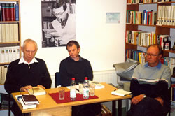 Von links: Prof. Dr. Heinz Deutschland und Dr. Wladislav Hedeler stellen neue Bücher zur Geschichte der UdSSR vor. Moderation: Fredi Sumpf (2002) Von links: Prof. Dr. Heinz Deutschland und Dr. Wladislav Hedeler stellen neue Bücher zur Geschichte der UdSSR vor. Moderation: Fredi Sumpf (2002)
