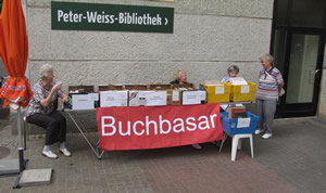 Vor der Bibliothek am Tag der offenen Tür (2012) Vor der Bibliothek am Tag der offenen Tür (2012)